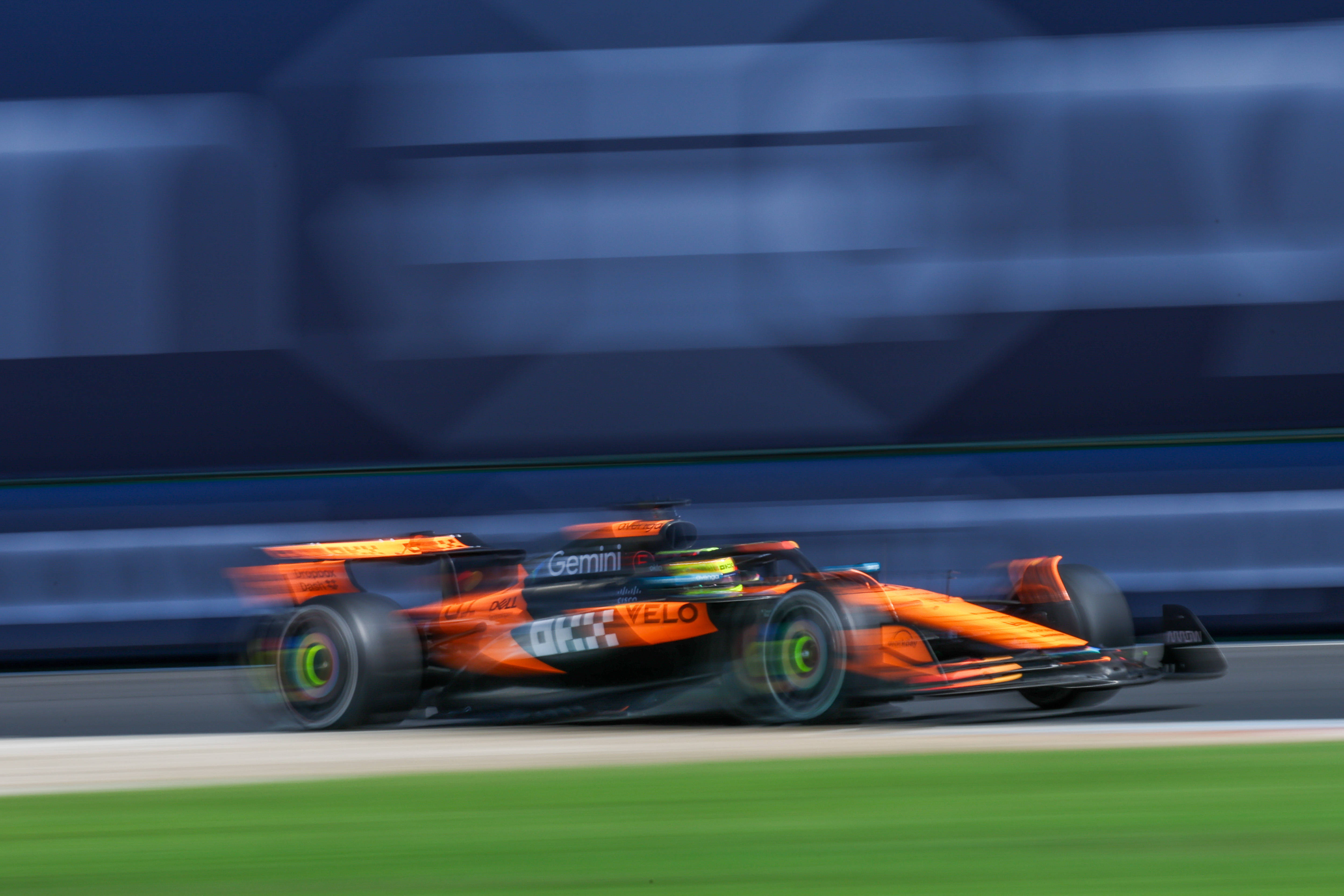 爱游戏-迈凯伦横扫红牛车队，拉塞尔惊艳四座