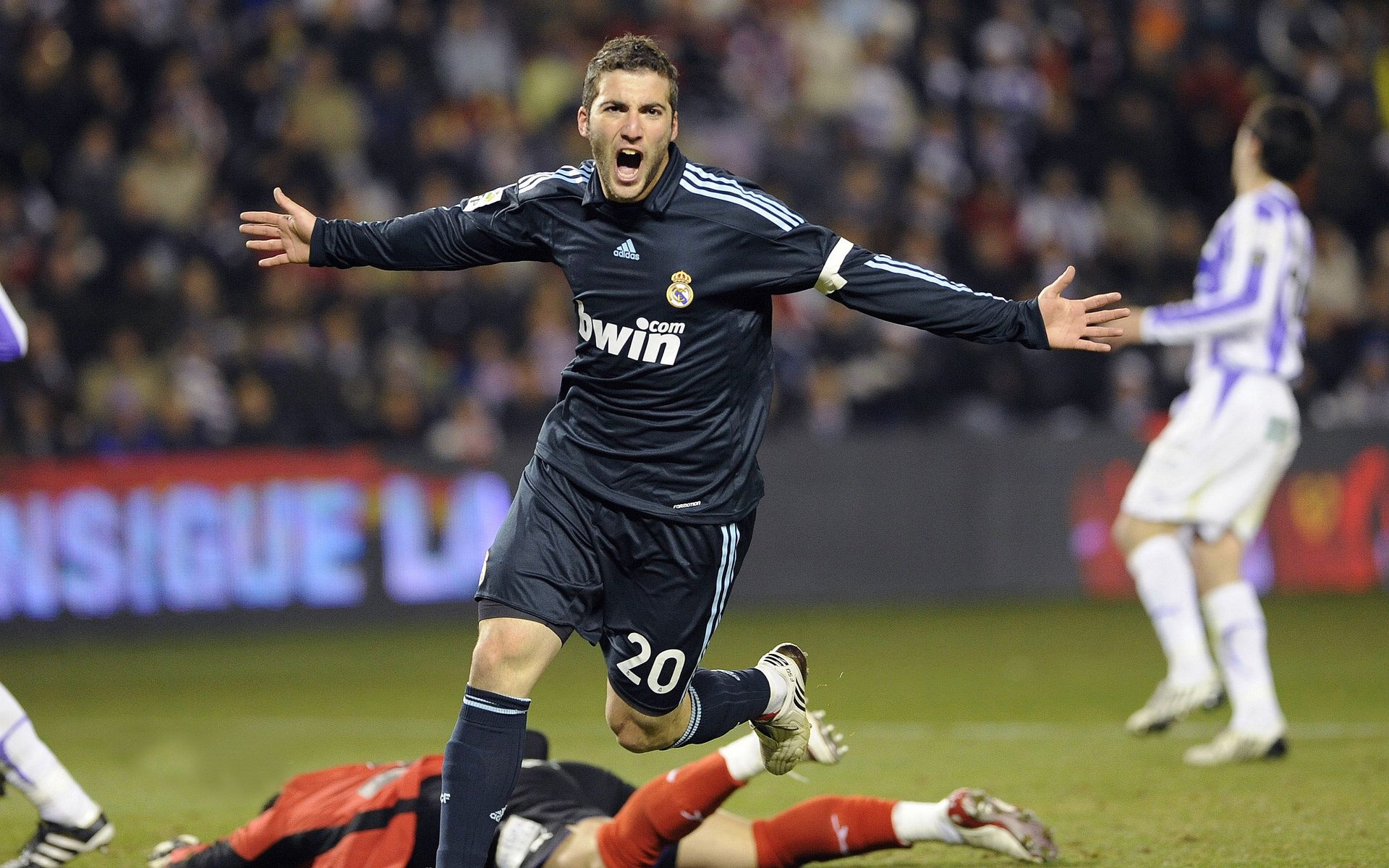 森林狼火力压制雷霆，伦纳德带队取胜，当狼群撕碎雷霆，沉默领袖已悄然登顶